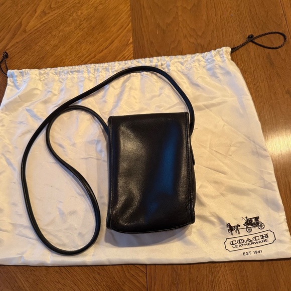 Vintage Coach black leather 1990s crossbody scooter bag with turn lock closure - Picture 2 of 6